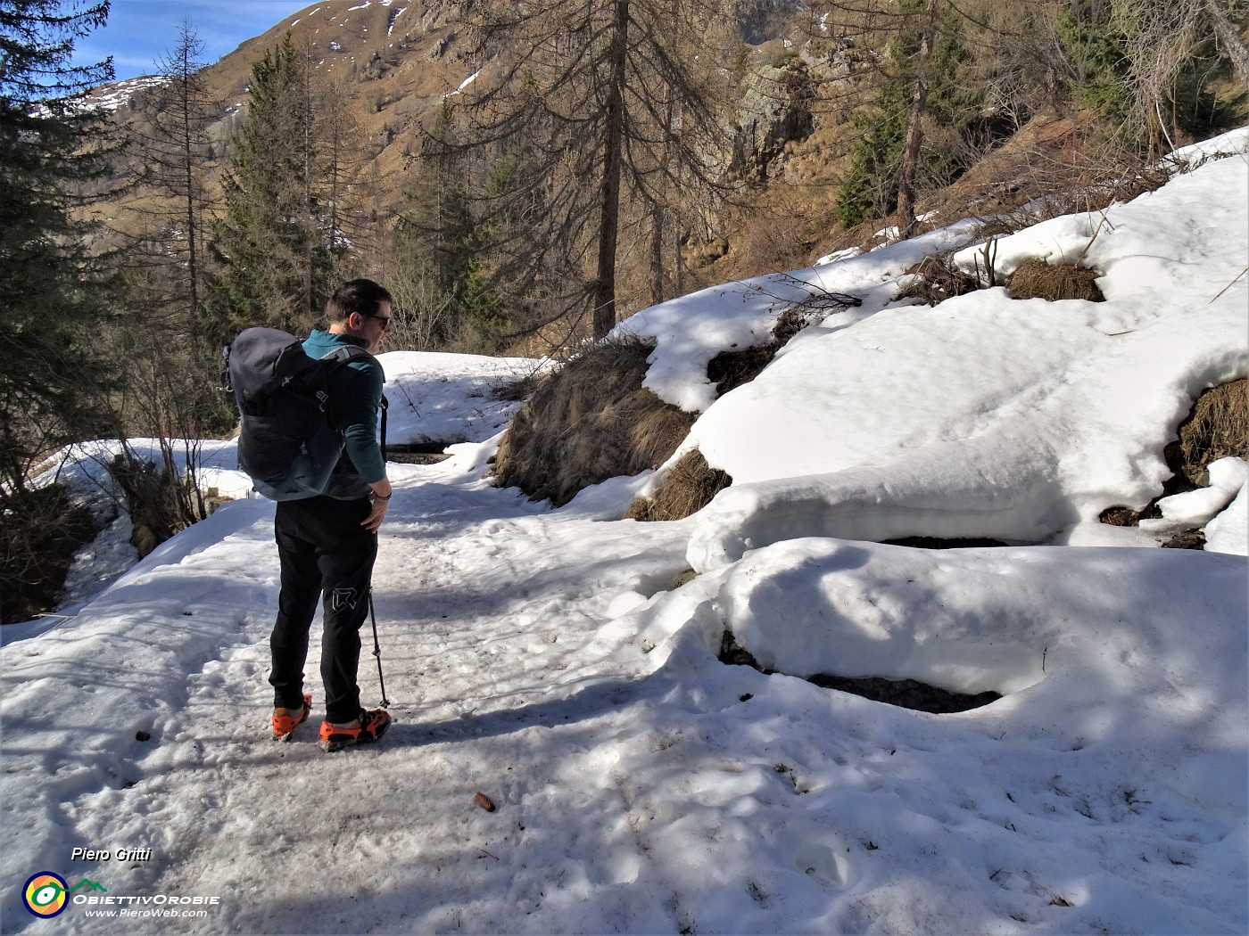 64 La neve ben adagiata sui dossi assume belle forme.JPG